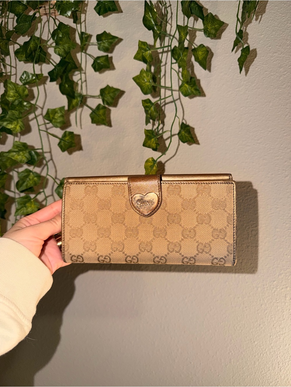 Gucci Beige Signature Continental Wallet